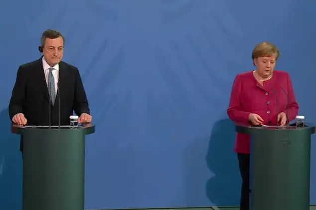 Un frame della conferenza stampa congiunta della cancelliera Angela Merkel e del presidente del Consiglio Mario Draghi