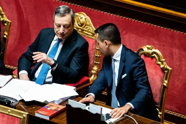 21/06/2022 Roma, Aula del Senato, Comunicazioni del presidente del Consiglio in vista del Consiglio europeo nella foto Mario Draghi e Luigi Di Maio