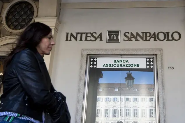 Una filiale di Banca Intesa San Paolo (Foto LaPresse)