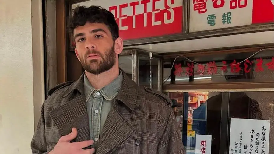 Hasan Piker, influencer Usa, parla in un comizio durante le primarie democratiche, con un pubblico di follower