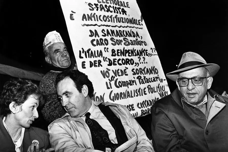 ©lapresse Archivio storico politica Roma anni '80 Emma Bonino, Michele Santoro e Sandro Curzi nella foto: la politica Emma Bonino con Michele Santoro e Sandro Curzi durante una manifestazione a favore della trasmissione televisiva \\\"Samarcanda\\\" BUSTA 3164