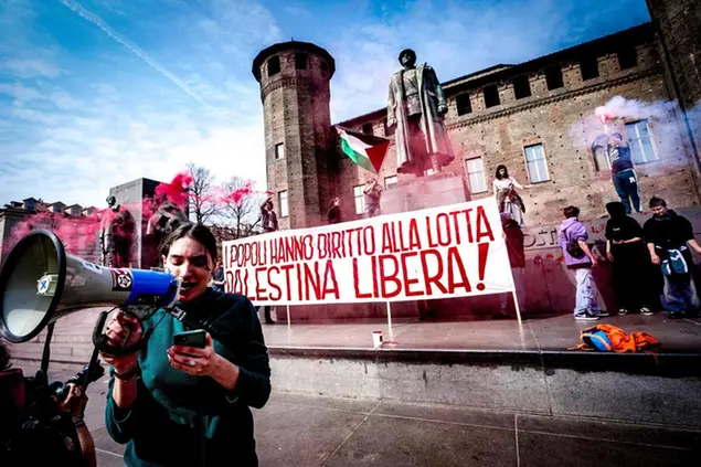 Studenti in piazza a Torino per la Palestina (Ansa)