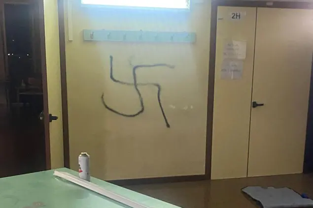 Una svastica lasciata sul muro del liceo scientifico Da Vinci di Genova