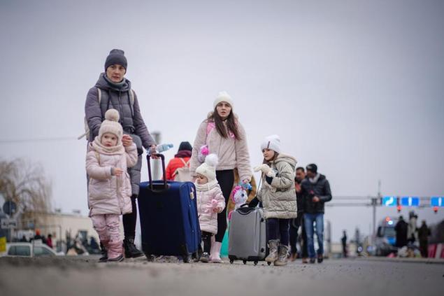 (Famiglie ucraine che attraversano il confine verso la Polonia, il 2 marzo. Foto AP)
