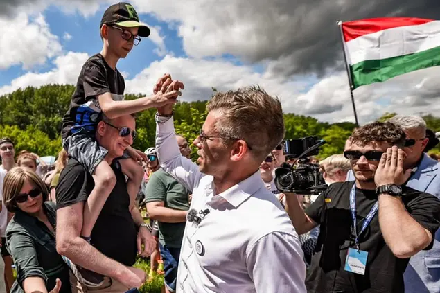 (Péter Magyar durante il suo tour nei villaggi ungheresi. Foto Fcbk / P. Magyar)