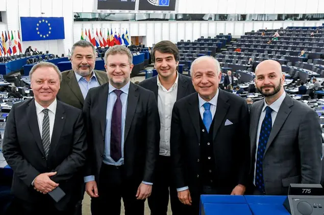 (La delegazione italiana dei conservatori dopo le europee 2019, quando Fitto non era ancora ministro. Foto Europarlamento)
