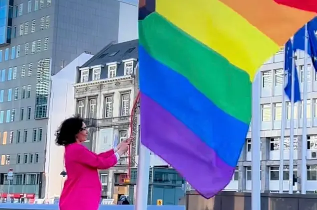 La commissaria issa la bandiera arcobaleno sul palazzo della Commissione a Bruxelles. Foto Lahbib/Fcbk