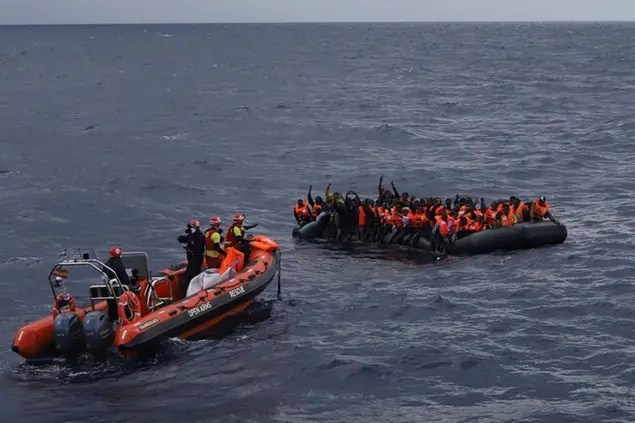 Migranti attendono di essere soccorsi dalla Ong Open Arms nel Mediterraneo (AP Photo/Sergi Camara)