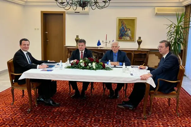 (Il momento dell'accordo Kosovo e Serbia, con al centro l'alto rappresentante Ue Josep Borrell. Foto ist.Ue)