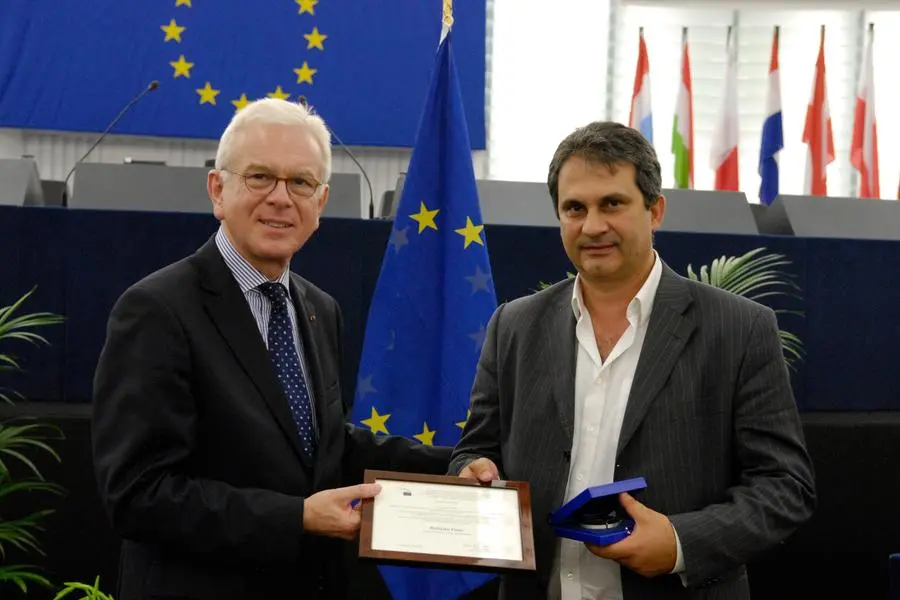 (Nel 2009 l'allora presidente dell'Europarlamento,\\u00A0Hans-Gert Pöttering, consegna a\\u00A0Roberto Fiore la medaglia di fine mandato. Foto Europarlamento)