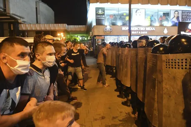 Dopo la proclamazione della vittoria di Lukashenko sono iniziate le proteste a Minsk e in altre città della Bielorussia, represse duramente dalla polizia\\u00A0(Foto LaPresse)