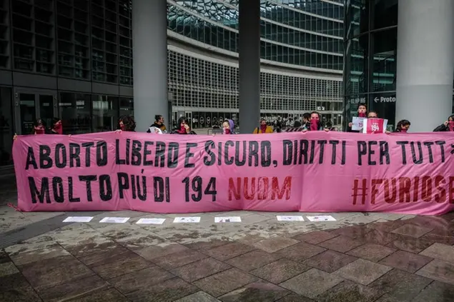 Flash mob di Non Una Di Meno per la giornata mondiale per l'aborto libero, Milano, 24 settembre 2022 (foto Ansa)