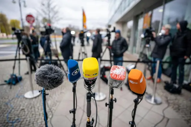 12 April 2021, Berlin: Journalists and TV cameramen wait for Armin Laschet, CDU Federal Chairman and Minister President of North Rhine-Westphalia, in front of the party headquarters before the start of the CDU committee meeting. Photo by: Michael Kappeler/picture-alliance/dpa/AP Images