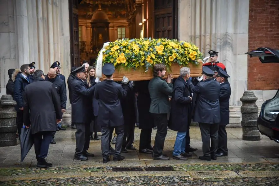 L’uscita del feretro al funerale di Ornella Vanoni nella chiesa di San Marco Milano (FOTO ANSA)