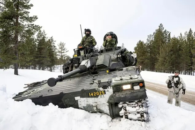 Soldati svedesi durante un'esercitazione militare in Finlandia