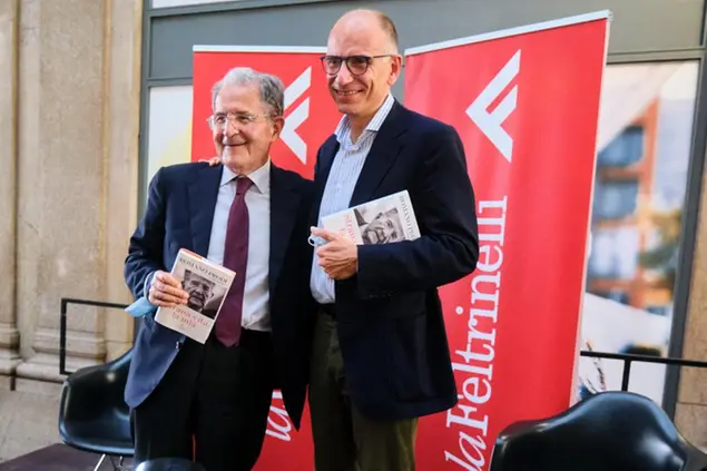 Nella foto: Romano Prodi con Enrico Letta durante la presentazione del suo libro autobiografico ‘Strana vita, la mia’ alla Feltrinelli di Galleria Sordi