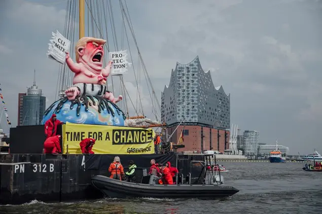Gli ambientalisti hanno protestato varie volte contro le politiche di Trump (Foto LaPresse/Ufficio Stampa Greenpeace)