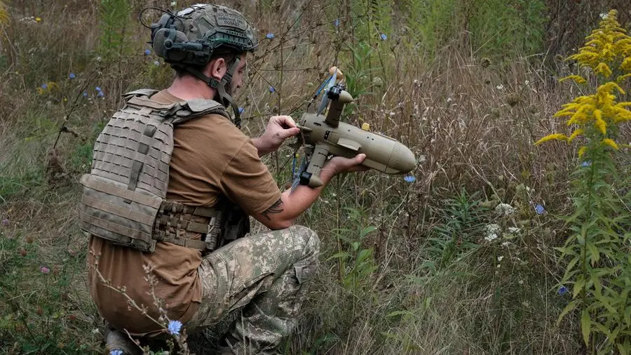 Un drone russo con componenti elettronici occidentali attacca un'area in Ucraina, mostrando l'evoluzione delle capacità militari