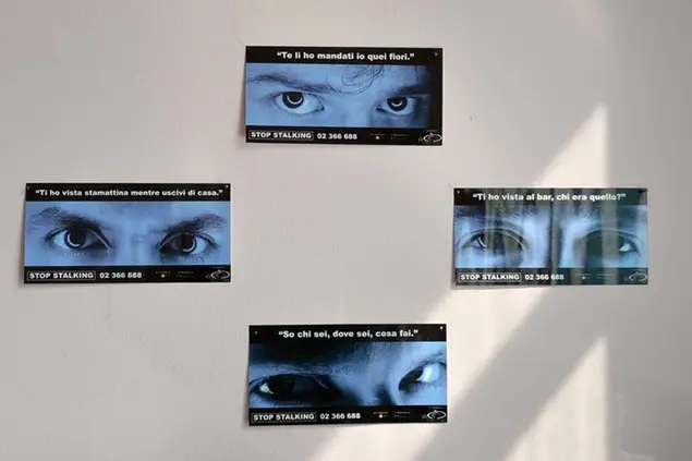 Le foto appese sulle pareti al centro antiviolenza sulle donne Niguarda di Milano