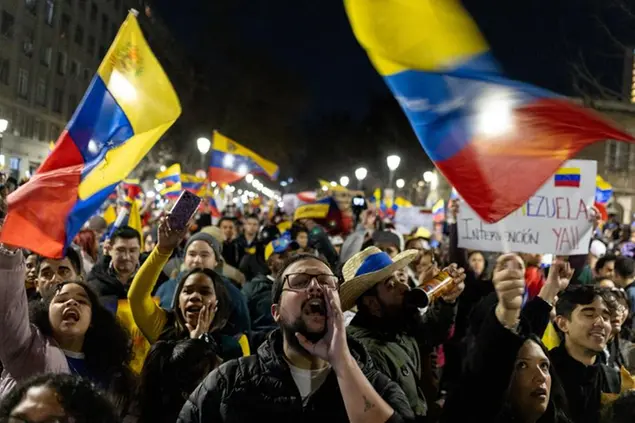 Una manifestazione di protesta contro l'autoproclamazione di Maduro a presidente