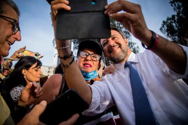 25/09/2021 Roma, Il candidato sindaco del centrodestra chiude la campagna elettorale a Tor Bella Monaca. Nella foto Matteo Salvini tra i sostenitori