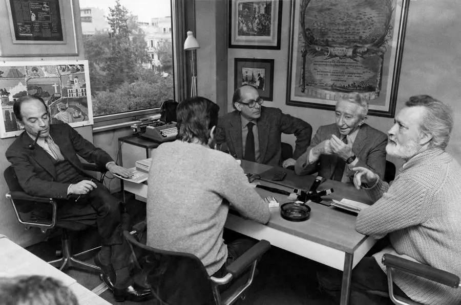 Redazione di Repubblica, dibattito con il direttore Eugenio Scalfari, Edgardo Bartoli (di spalle), Sandro Viola, Livio Zanetti (direttore de L'Espresso), e Vittorio Gorresio / Foto AGF