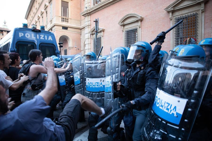 Chi mina la fiducia nello Stato compie un atto eversivo