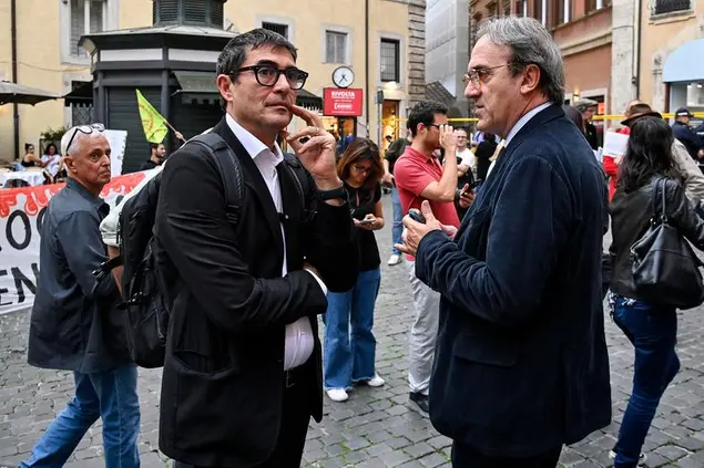 Nicola Fratoianni e Angelo Bonelli hanno presentato la proposta di legge sblocca-stipendi alla Camera