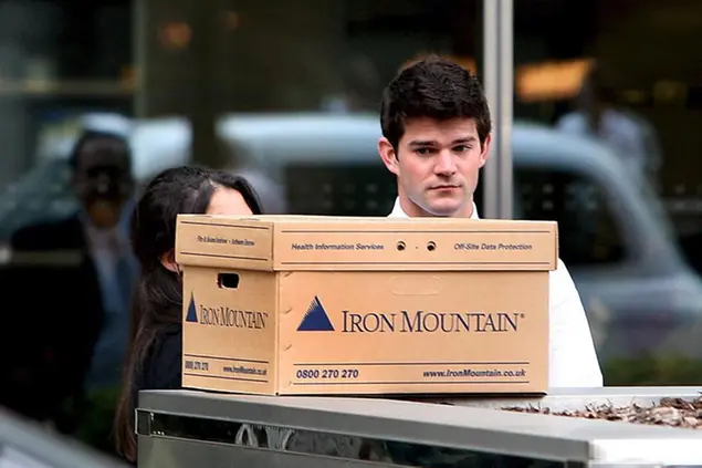 Un dipendente di Lehman Brothers London nei giorni della crisi del 2008. EPA/ANDY RAIN