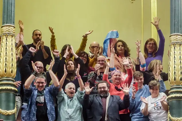 (L’attivista Carla Antonelli esulta assieme agli altri attivisti dalle tribune del Congresso dopo il via libera dei deputati alla ley trans.\\u00A0Foto AP)
