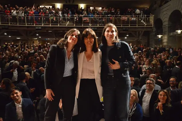 Da sinistra, Chantal Bomprezzi, segretaria del Pd Marce, Ida Simonelli, candidata sindaca ad Ancona, ed Elly Schlein, segretaria del Pd (Foto Pd Marche)