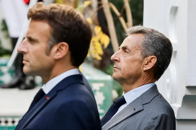 (Il presidente Macron e l'ex presidente Sarkozy. Foto AP)