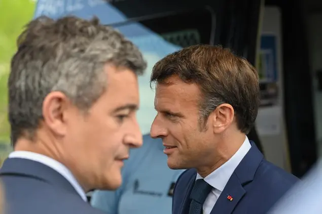 (Gérald Darmanin assieme a Emmanuel Macron. Foto AP)