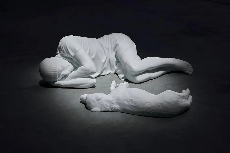 Maurizio Cattelan, Breath, 2021, marmo di Carrara. Figura umana: 40 x 78 x 131 cm. Cane: 30 x 65 x 40 cm. Courtesy l’artista, Marian Goodman Gallery e Pirelli HangarBicocca, Milano. Foto Agostino Osio