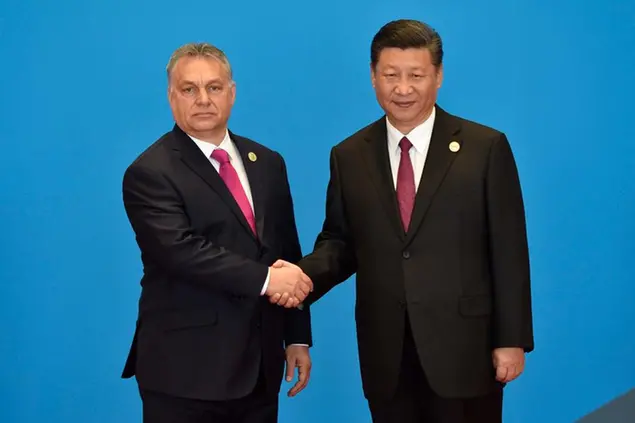(Premier ungherese e presidente cinese insieme nel 2017. Foto AP)