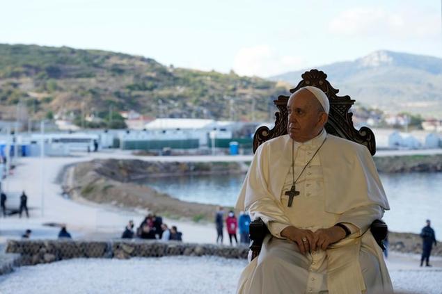 (Papa Francesco a Lesbo. Foto LaPresse)