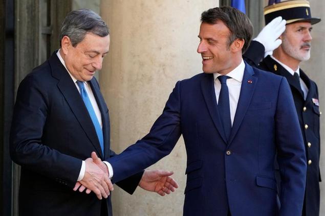 Draghi e Macron (Copyright 2022 The Associated Press. All rights reserved)