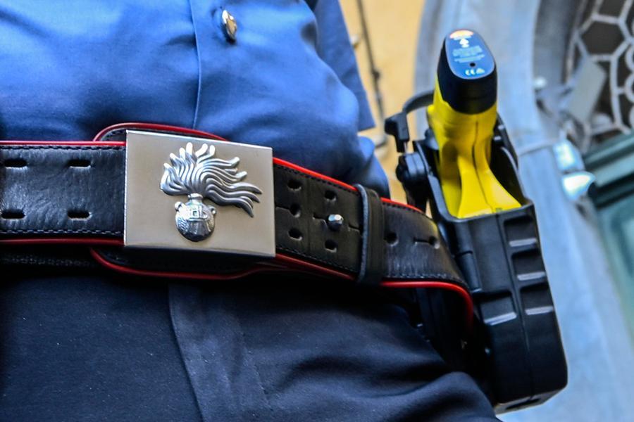 Carabinieri e testimoni a Genova, uomo colpito da taser perde conoscenza e muore