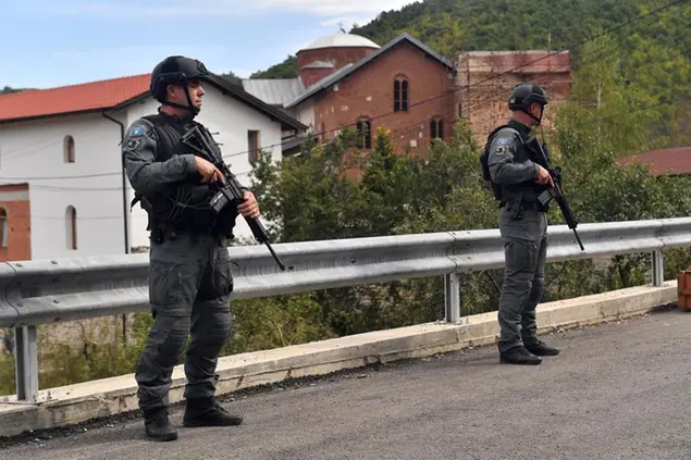 La polizia kosovara nella zona dove poco più di una settimana fa è accaduto l’ennesimo episodio di violenza