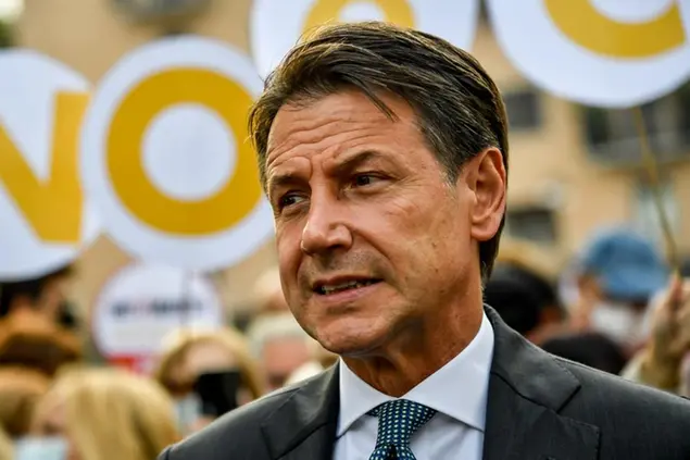 Foto Claudio Furlan/LaPresse 28 Settembre 2021 Milano , Italia News Giuseppe Conte incontra i cittadini in piazza XXV Aprile presso il gazebo del Movimento 5 Stelle Nell foto: Giuseppe Conte Photo Claudio Furlan/LaPresse September 28, 2021 Milano , Italy News Giuseppe Conte meets the citizens in Piazza XXV Aprile at the gazebo of the Movimento 5 Stelle In the photo: Giuseppe Conte