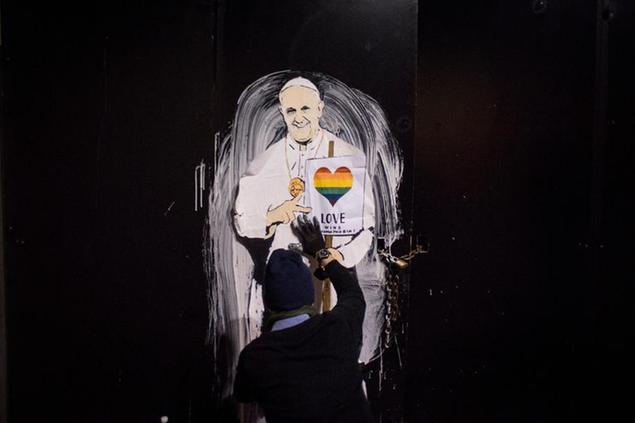 Un poster che raffigura il Papa\\u00A0diTvBoy, street artist siciliano (Agf)