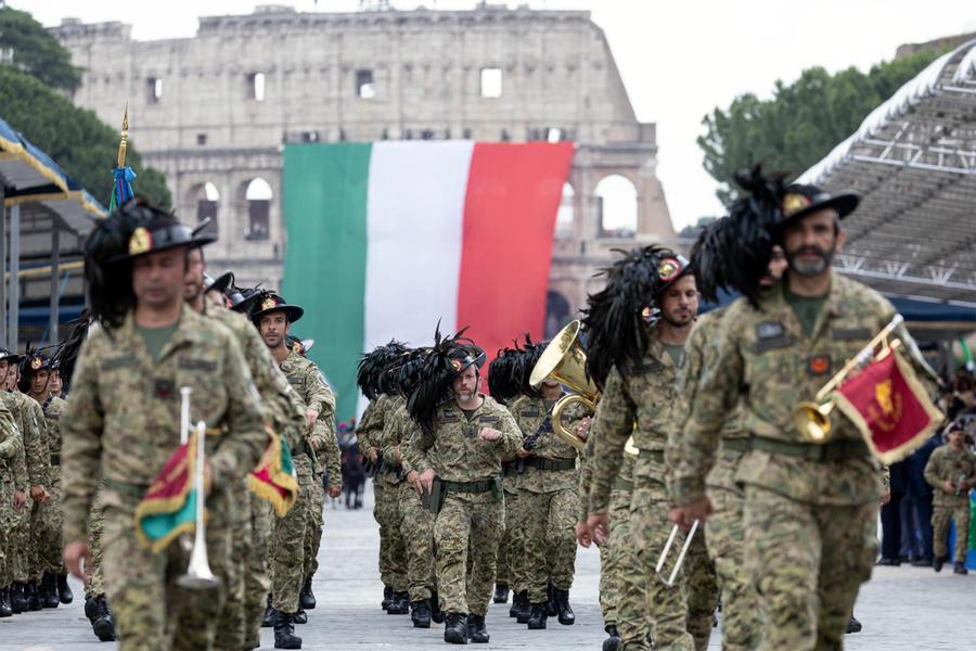 Un generale in divisa discute con un gruppo di cittadini su temi di democrazia e neutralità delle forze armate