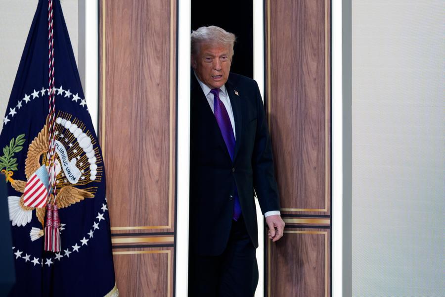 Le mani di Trump sul voto, l’arroganza nasconde paura