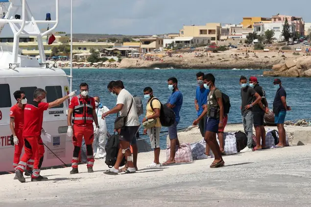 Lampedusa, uno sbarco di migranti scampati al naufragio. Foto AP/Mauro Seminara