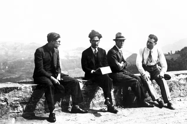 © Lapresse Archivio Storico anni '40 Nella foto: da sinistra CESARE PAVESE, LEONE GINZBURG, FRANCO ANTONICELLI e AUGUSTO FRASSINELLI sulle colline delle Langhe