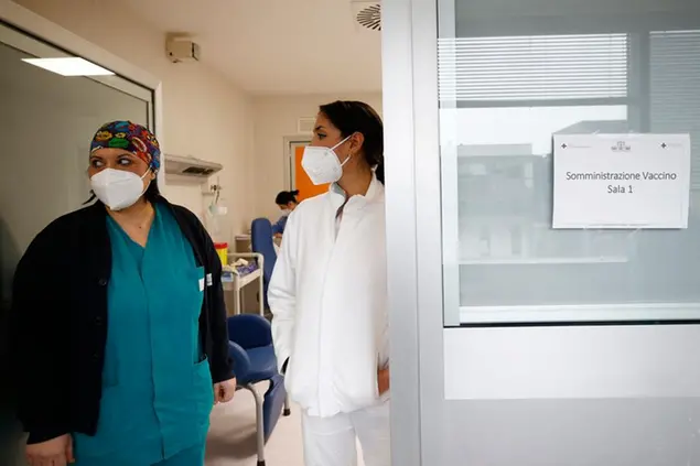 Foto Cecilia Fabiano/ LaPresse 17 gennaio 2021 Roma (Italia) Cronaca : Campagna regionale di vaccinazione, avvio dei primi richiami all’Istituto Nazionale di Malattie Infettive L. Spallanzani Nella Foto : la sala della somministrazione dei vaccini Photo Cecilia Fabiano/LaPresse January 17 , 2021 Roma (Italy) News: National vaccination campaign , 2nd vaccination against Covid 19 at National Infective Disease Institute Lazzaro Spallanzani In the Pic : the vaccination site