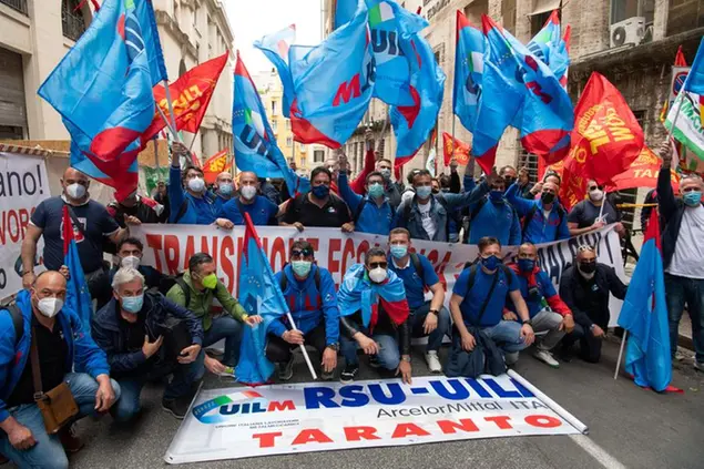 Una protesta dei lavoratori dell'ex Ilva di Taranto