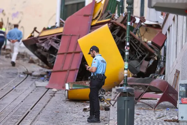 Un poliziotto sul luogo dell'incidente