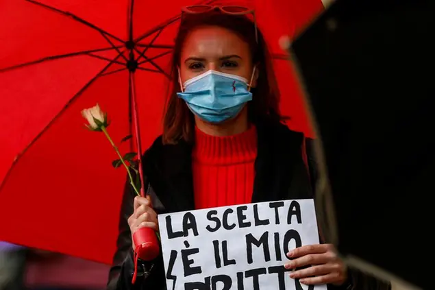 (Manifestazione di solidarietà verso le donne polacche. Foto LaPresse)