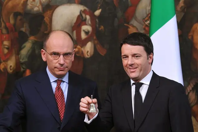 22/02/2014 Roma, cerimonia della campanella a palazzo Chigi, nella foto Enrico Letta col presidente del Consiglio Matteo Renzi